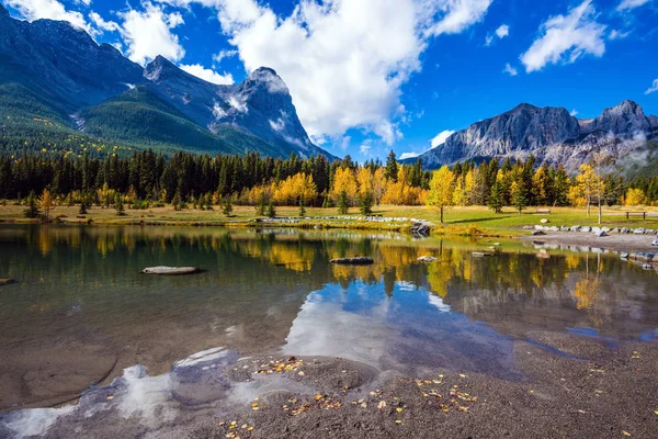 Dzień w Canmore, Canadian Rockies — Zdjęcie stockowe