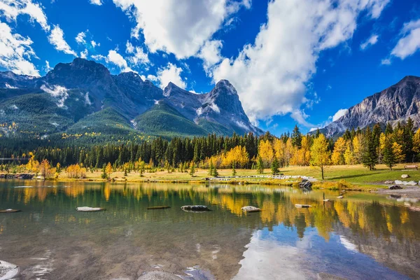 Journée brillante à Canmore, Rocheuses canadiennes . — Photo