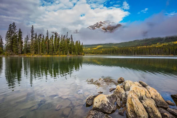 Petite île dans le lac Pyramide — Photo