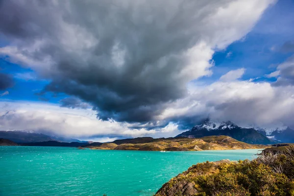 Nube gigante sobre el lago — Foto de Stock