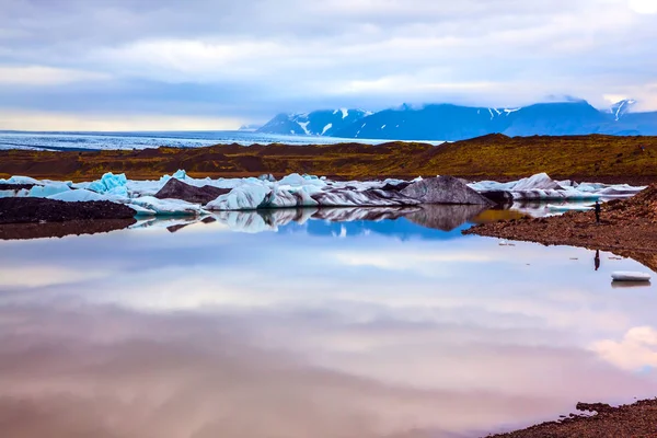 氷河の海へスライド. — ストック写真
