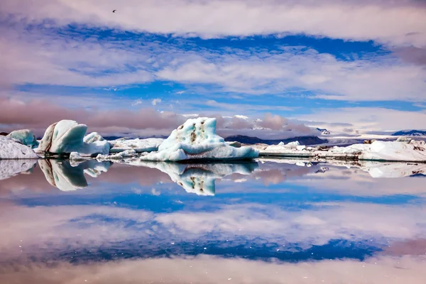 Nuvens e placas de gelo — Fotografia de Stock