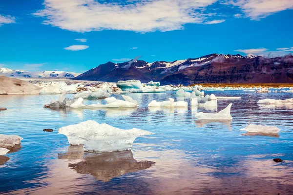 Icebergs reflejados en agua lisa —  Fotos de Stock