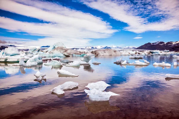 Ice floes en cirrocumulus wolken — Stockfoto