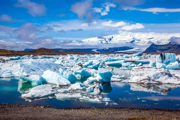 Buzdağları yumuşak suya yansıyan — Stok fotoğraf