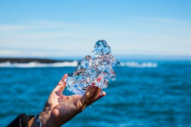 Elinde saydam parça