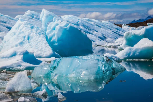 Ice floesin woda gładka powierzchnia — Zdjęcie stockowe