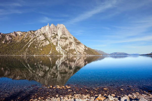 Lago reflete picos afiados — Fotografia de Stock