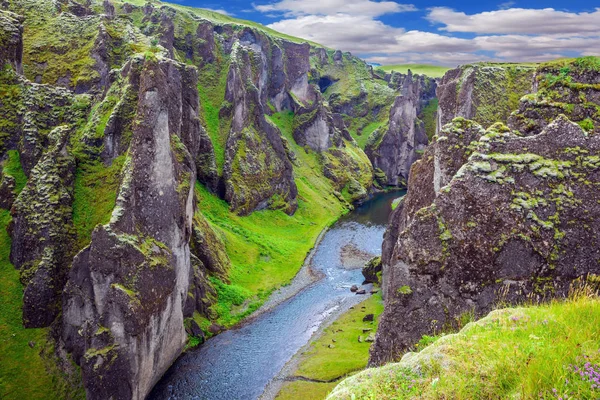 Скалы окружают ручей — стоковое фото