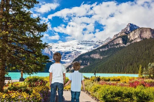İki erkek Lake Louise hayranım — Stok fotoğraf