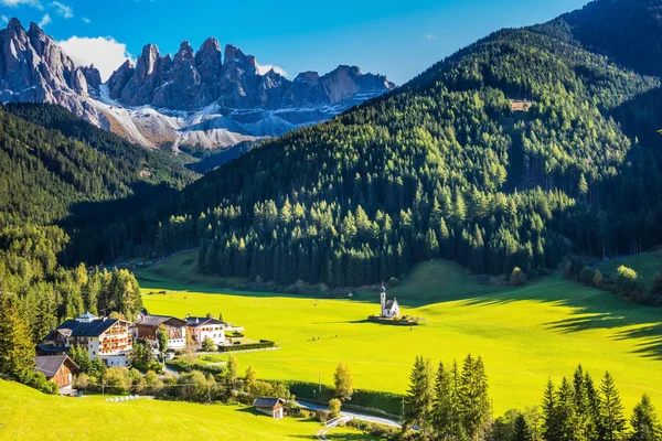 Dorf und Kirche umgeben von Almwiesen — Stockfoto