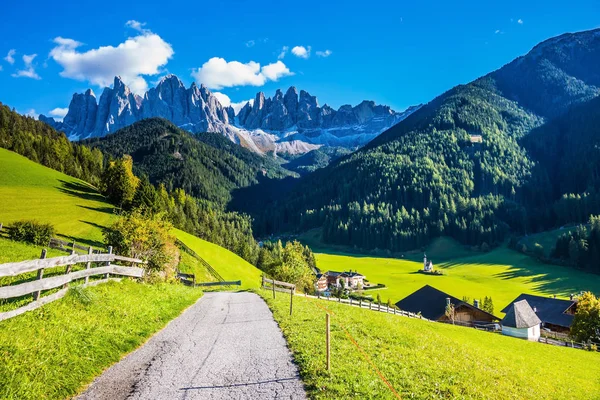 Byn omges av gröna alpina ängar — Stockfoto