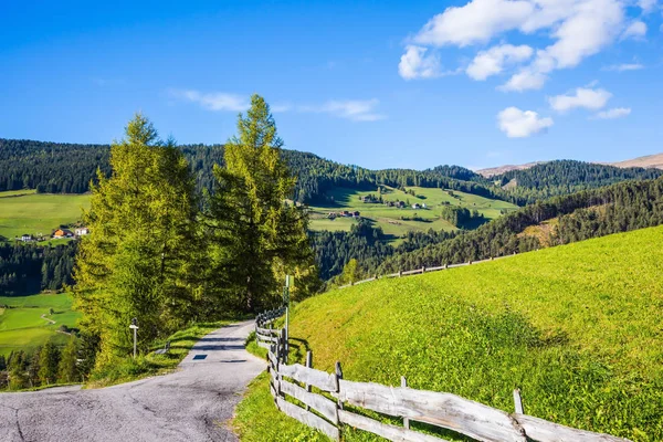 Estrada desce em Val de Funes — Fotografia de Stock