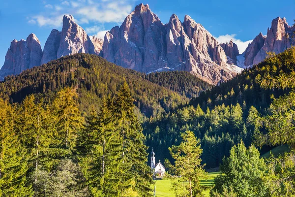 Kerk in dal Val di Funes — Stockfoto