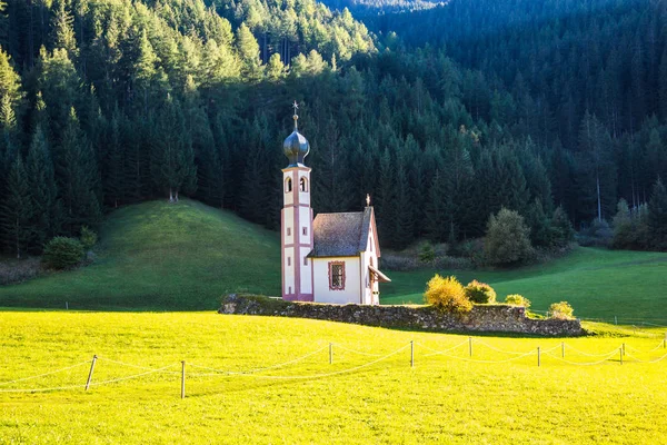 Kirche Santa Maddalena in den Dolomiten — Stockfoto