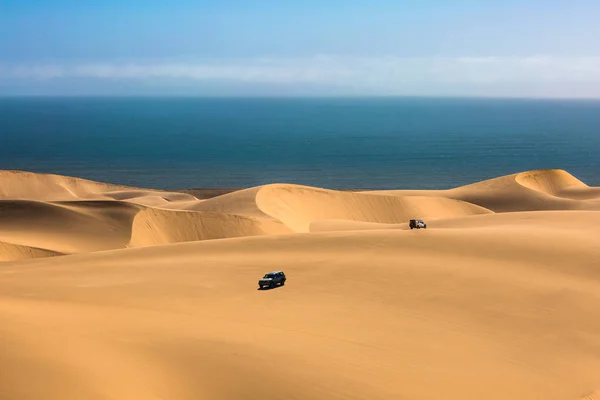 Джип сафарі рухається через піщані дюни — стокове фото