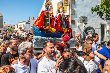 Kalabalık iki kutsal Maries heykelleri ile