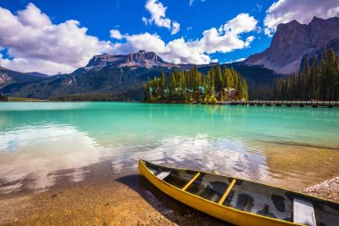 Göl kenarında küçük tekne