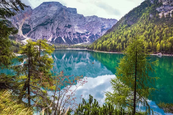 Lago Alpino Lago di Braies — Foto de Stock