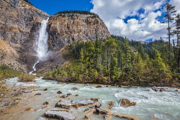 Autumn waterfall Takakkaw — Stock Photo, Image