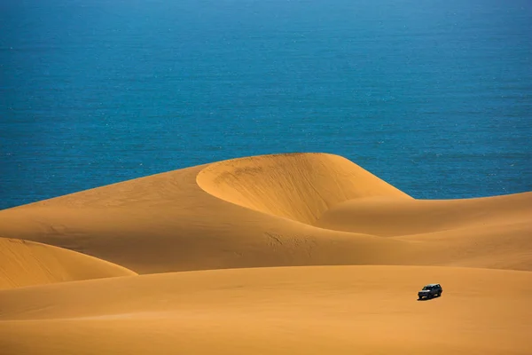 Jeep cabalgando a través de dunas de arena — Foto de Stock