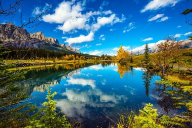 Bulutlar Gölü'nün su yansıyan