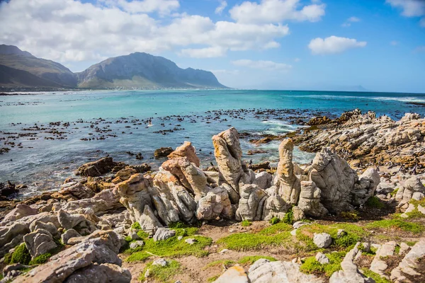 Cume de pedras na costa — Fotografia de Stock