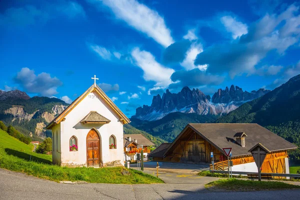 Litet kapell i dolomiter — Stockfoto