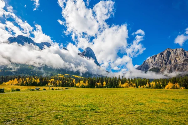 Shining sunny day in Canmore — Stock Photo, Image