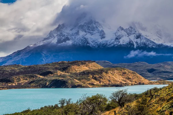 Los Cuernos muhteşem kayalıklarla — Stok fotoğraf