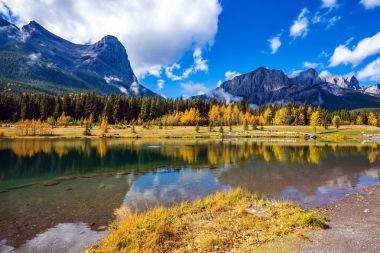 Cumulus bulutları göle yansıtılır