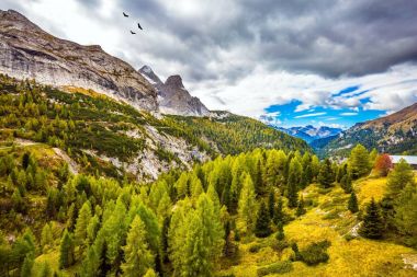 Dolomites'in buzul Gölü 