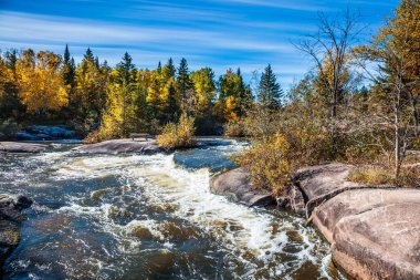 Eski baraj Pinava sonbahar günü