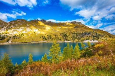 Buzul Gölü ile temiz soğuk su. 