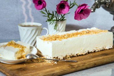 Çikolatalı kek ve bir fincan çay.