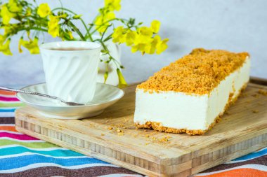 Beyaz peynirli kek kırıntıları ile