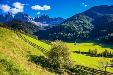 Sunny Dolomites içinde sonbahar günü