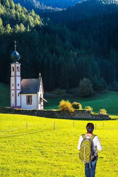 Donna-turista con zaino in spalla nelle Dolomiti — Foto Stock