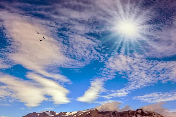 Dağların Kuzey güneş aydınlatır — Stok fotoğraf