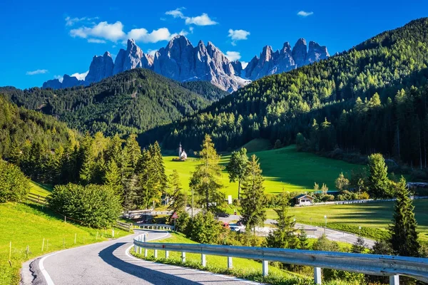 Straße führt hinunter ins Val de Funes. — Stockfoto