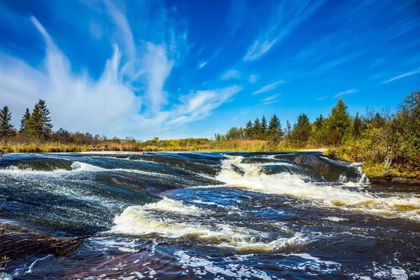 Vattenfall avloppet på stenarna — Stockfoto