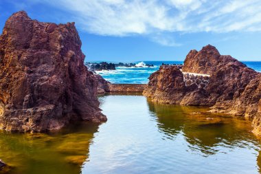Deniz manzarası üzerinde uçurumlar ile bay