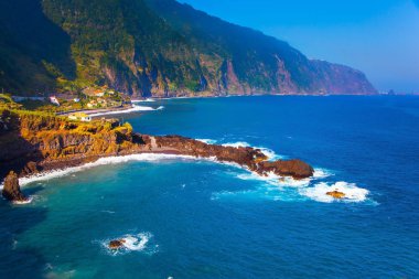 Çekül kayalıklarla kıyı şeridi