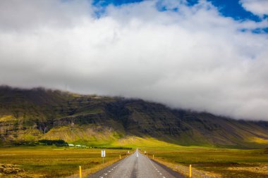 Karlı dağlar arasında yol