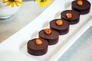 Satır çikolatalı kek fındık ile dekore edilmiştir.