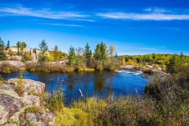 Bulutlar ve köpük Nehri üzerinde