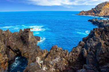 Volkanik kıyı kayalıklardan