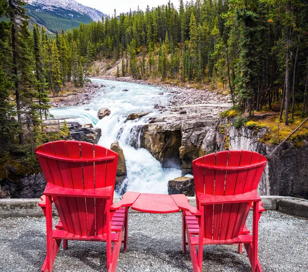 에 두 개의 빨간 deckchairs — 스톡 사진