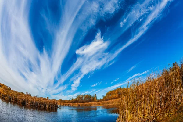 雲、川の泡 — ストック写真