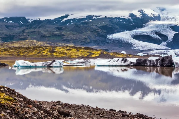 Sjön med isflak — Stockfoto